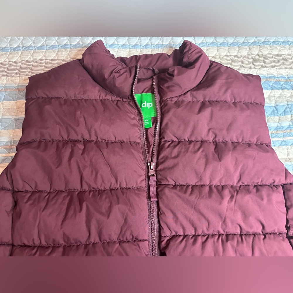 0160- dp Burgundy Quilted Puffer Vest Size 3X Lightweight Zip Front - Picture 2 of 5